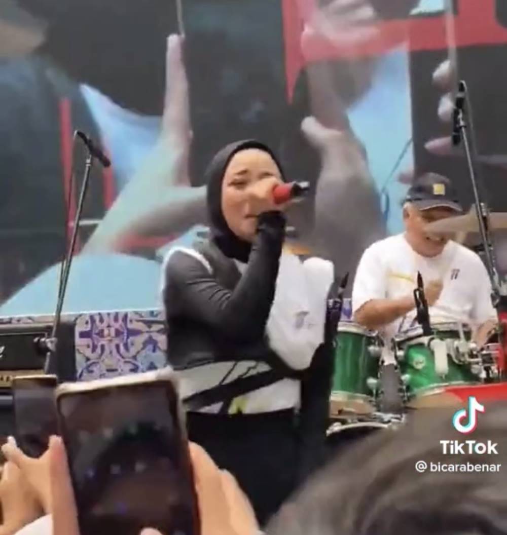 momen Menteri PUPR Basuki Hadimuljono jadi drummer band KotaK (tiktok.com/bicarabenar)