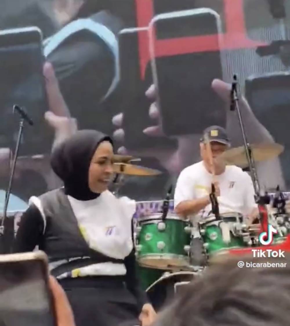 momen Menteri PUPR Basuki Hadimuljono jadi drummer band KotaK (tiktok.com/bicarabenar)