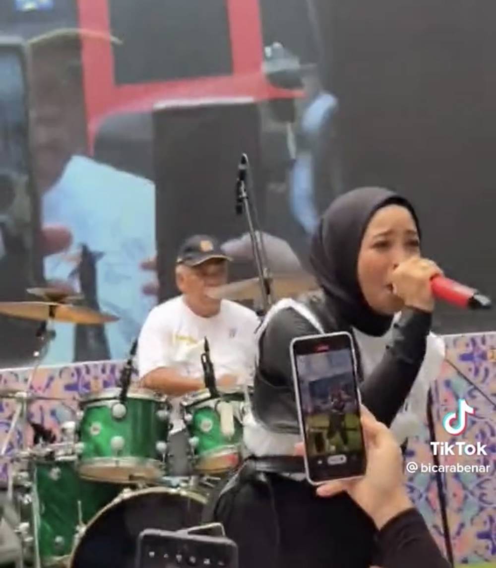 momen Menteri PUPR Basuki Hadimuljono jadi drummer band KotaK (tiktok.com/bicarabenar)