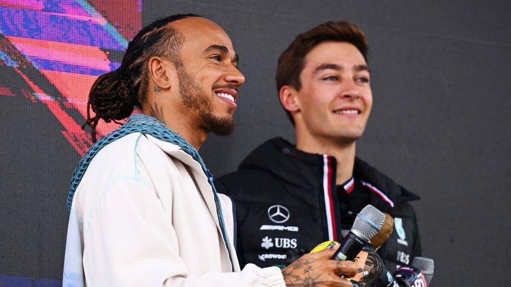Lewis Hamilton dan George Russell (formula1.com)