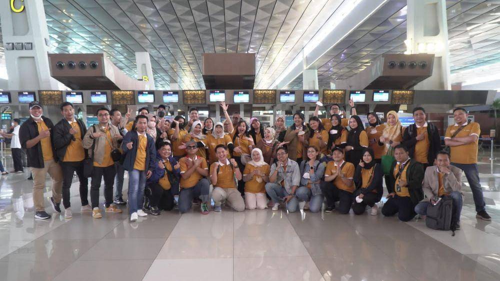 memberangkatkan 57 orang karyawan pemenang Pegadaian Excellence Award yang mendapatkan hadiah berupa perjalanan wisata ke Bangkok dan Pattaya, Thailand. (Dok. PT Pegadaian)