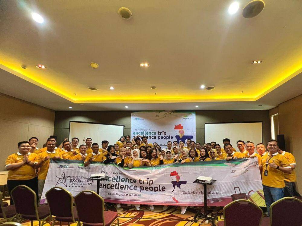 memberangkatkan 57 orang karyawan pemenang Pegadaian Excellence Award yang mendapatkan hadiah berupa perjalanan wisata ke Bangkok dan Pattaya, Thailand. (Dok. PT Pegadaian)