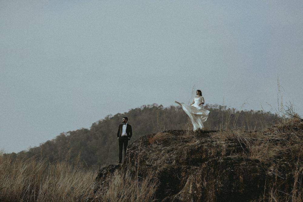 ilustrasi foto prewedding di perbukitan (pexels.com/Spora Weddings)