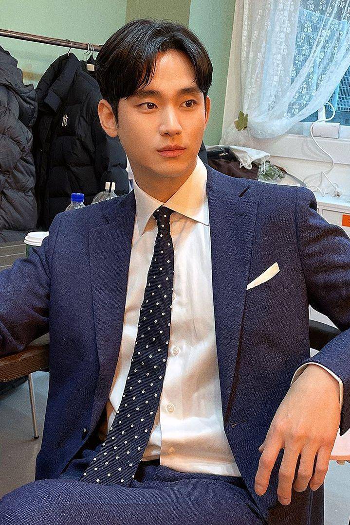Kim Soo Hyun (instagram.com/soohyun_k216)