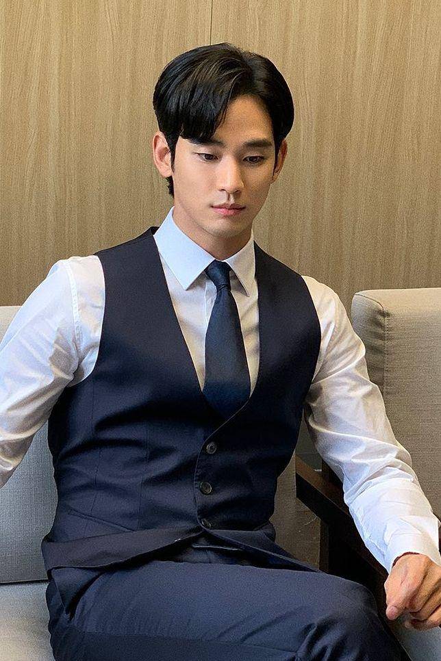 Kim Soo Hyun (instagram.com/soohyun_k216)