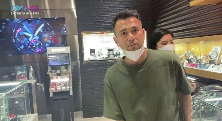 Raffi Ahmad borong jam tangan untuk karyawan. (youtube.com/Rans Entertainment)