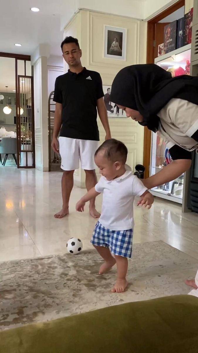 Rayyanza berlatih sepak bola (instagram.com/raffinagita1717)