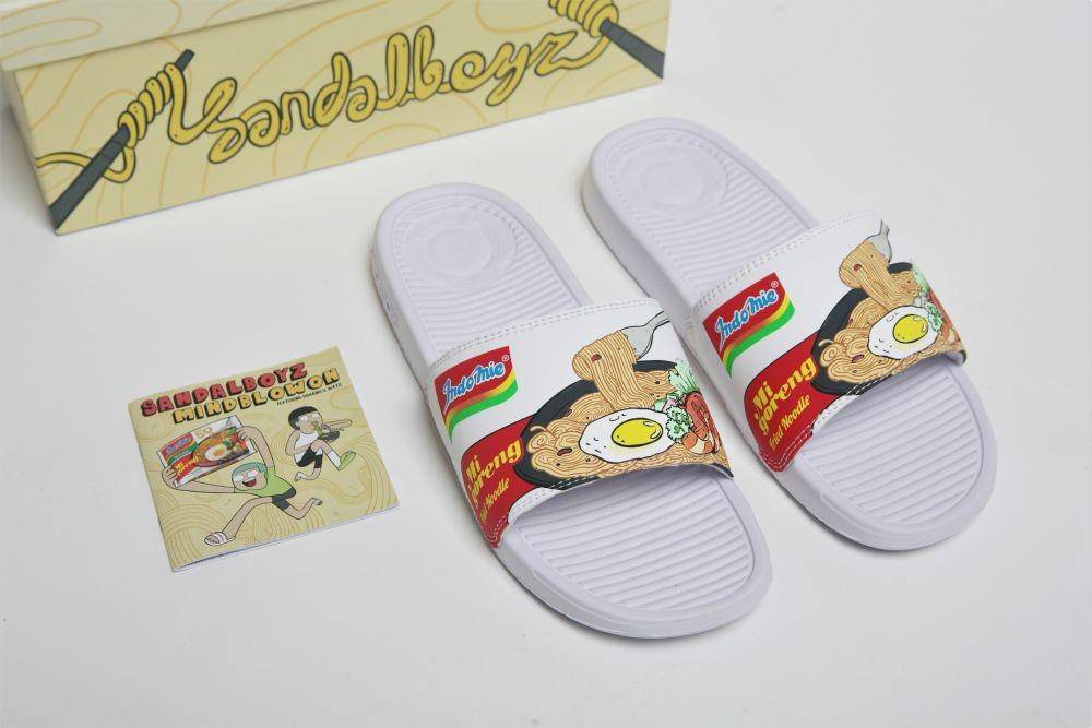 Desain Sandal Kolaboramie terinspirasi dari bungkus Indomie Goreng yang ikonik (Dok. Indomie)