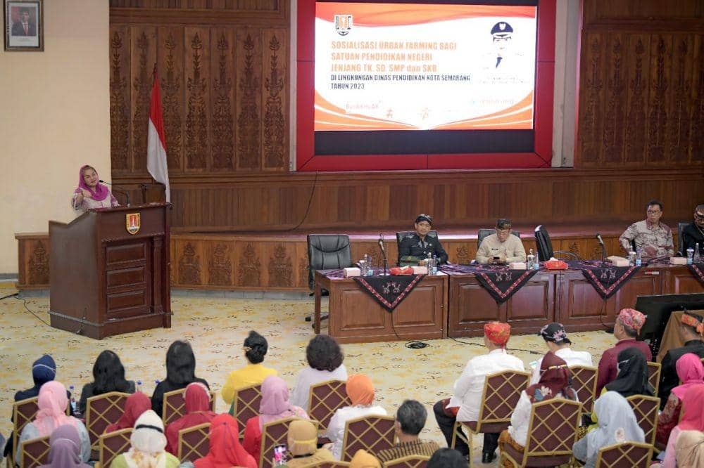 Plt Wali Kota Semarang, Hevearita Gunaryanti Rahayu menyosialisasikan program urban farming untuk masuk ke kurikulum merdeka belajar kepada kepala TK, SD, dan SMP di Kota Semarang. (dok. Humas Pemkot Semarang)