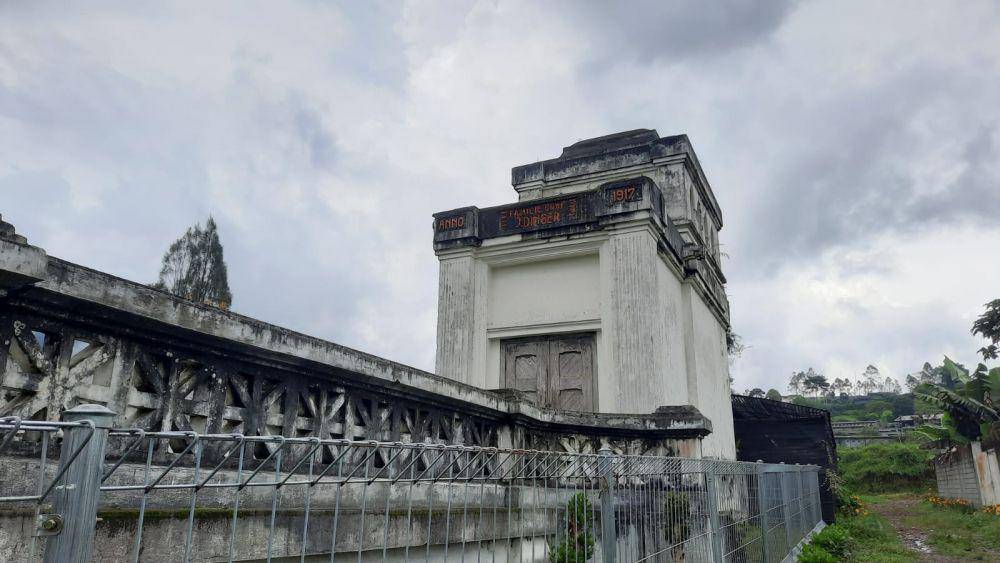 Makam Dinger (dok. pribadi/FatmaRoisatin Nadhiroh)
