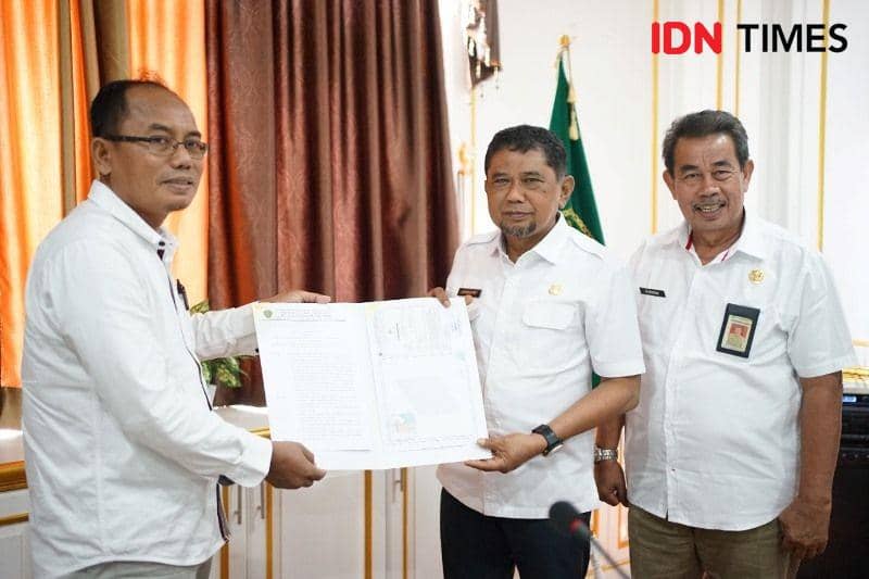 Ikuti arahan KPK Bupati PPU Hamdam menyerahkan SK IUP hasil rekonstruksi ke perwakilan perusahaan perkebunan didampingi Kepala  DPMPTSP, Alimuddin (IDN Times/Ervan)