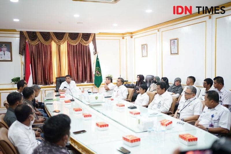 Bupati PPU Hamdam berikan arahan sebelum menyerahkan SK IUP hasil rekonstruksi ke perwakilan perusahaan perkebunan (IDN Times/Ervan)
