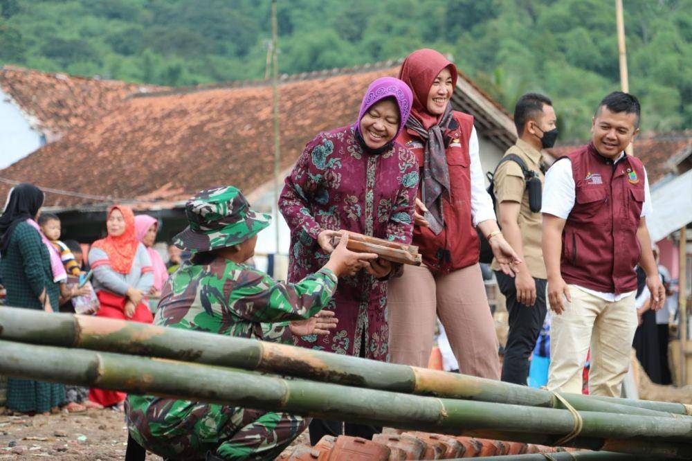 Menteri Sosial Tri Rismaharini dampingi Wapres Ma'ruf Amin salurkan santunan korban gempa Cianjur. (dok. Kemensos)