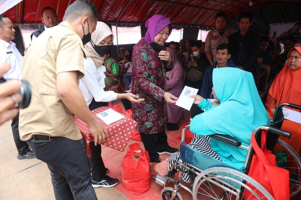Menteri Sosial Tri Rismaharini dampingi Wapres Ma'ruf Amin salurkan santunan korban gempa Cianjur. (dok. Kemensos)
