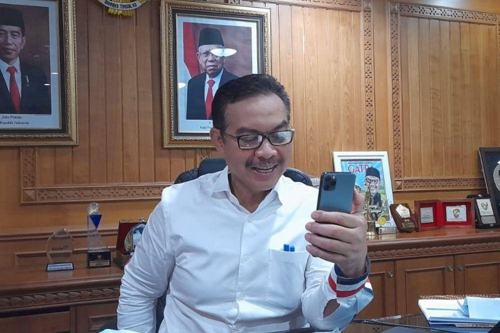 Kepala BKKBN Hasto Wardoyo berbincang pada anak 12 tahun yang hamil akibat korban kekerasan seksual. (dok. BKKBN)