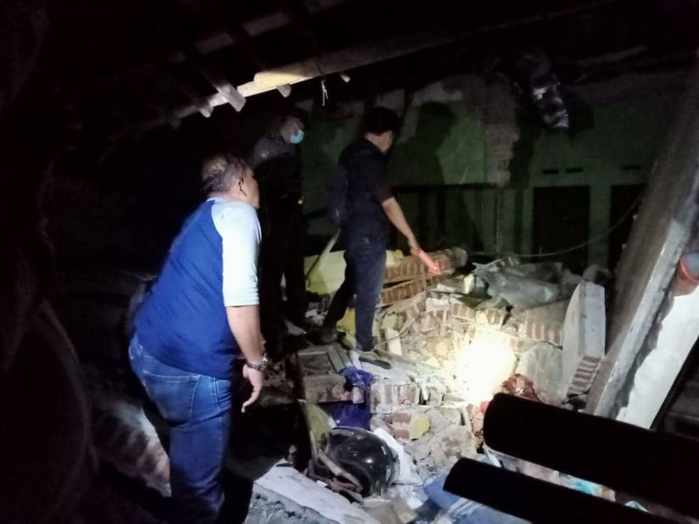 Polisi memeriksa reruntuhan bangunan, IDN Times/ istimewa