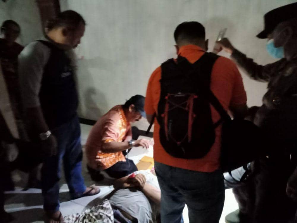 Polisi memeriksa kondisi korban. IDN Times/ istimewa