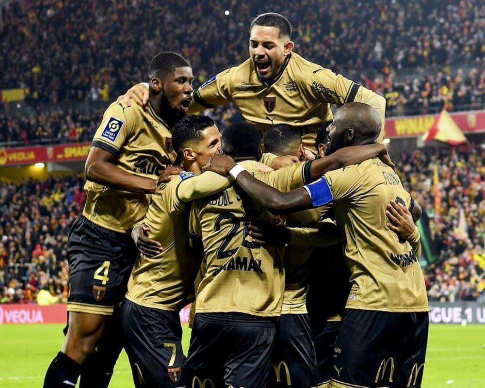 Para pemain RC Lens merayakan gol ke gawang PSG di Ligue 1 Prancis 2022/2023. (instagram.com/rclens)