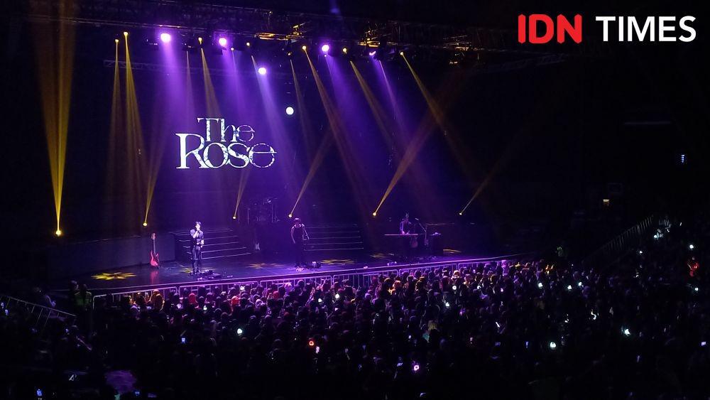 10 Potret Konser The Rose di Jakarta, Intim tapi Meriah!