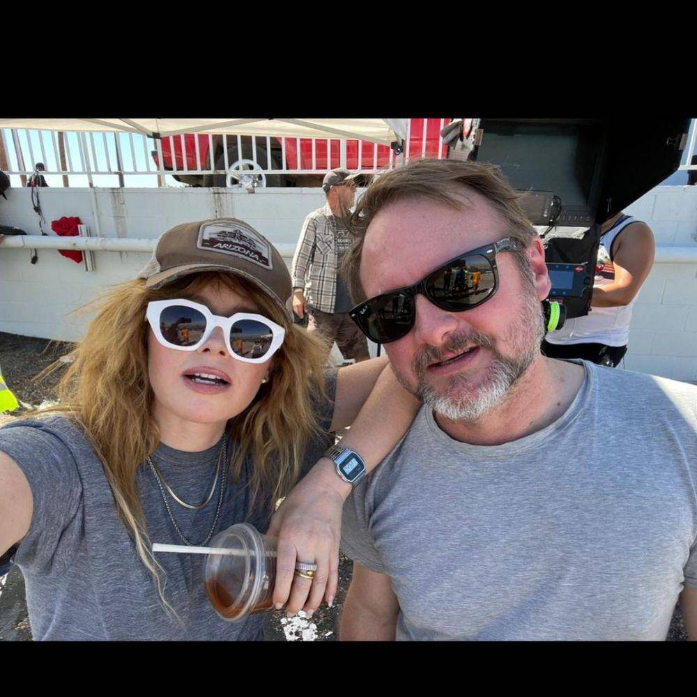 Natasha Lyonne dan Rian Johnson di belakang layar Poker Face (instagram.com/nlyonne)
