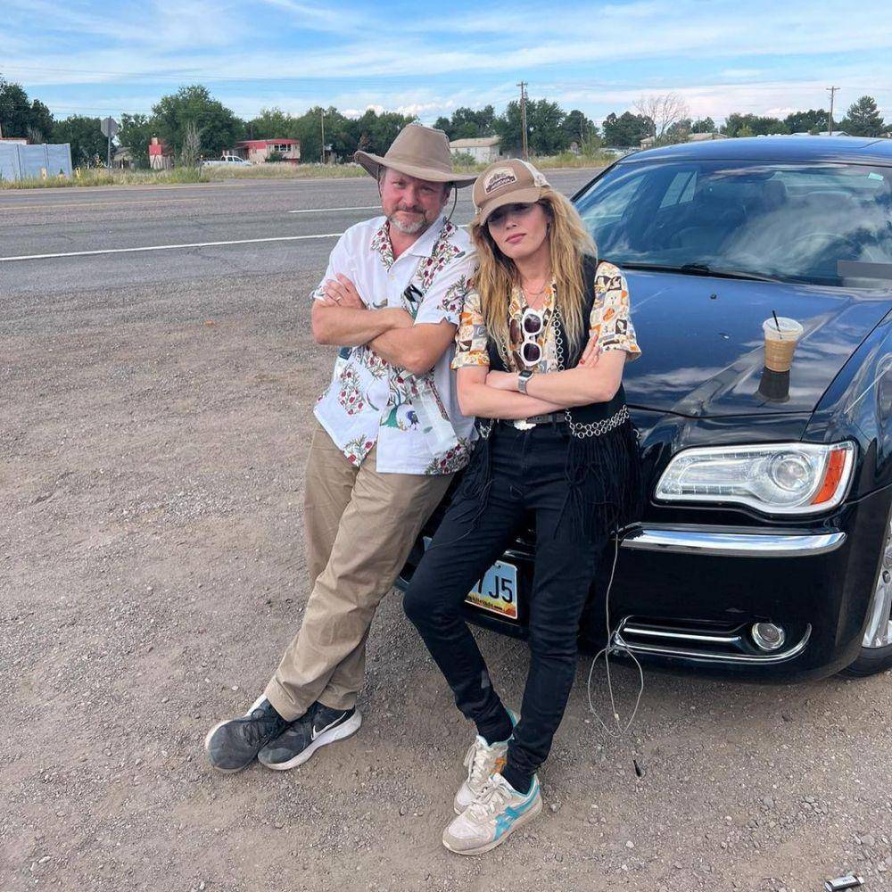 Natasha Lyonne dan Rian Johnson di belakang layar Poker Face (instagram.com/nlyonne)
