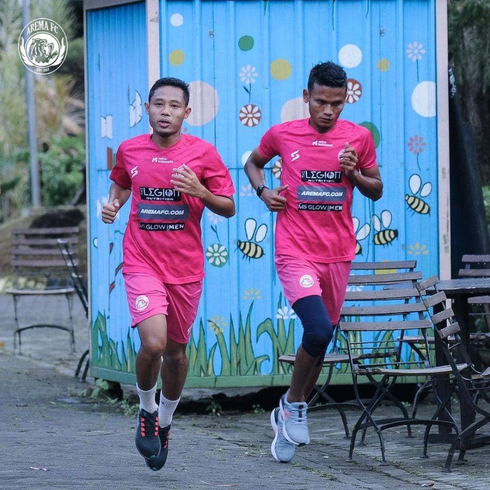 Gelandang Arema FC, Evan Dimas (kiri), saat TC di Kusuma Agrowisata Kota Batu. (Instagram/aremafcofficial)