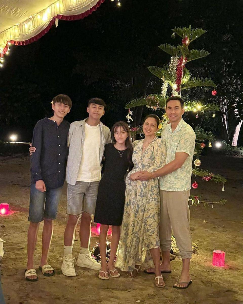 potret keluarga liburan Darius Sinathrya (instagram.com/dagnesia)