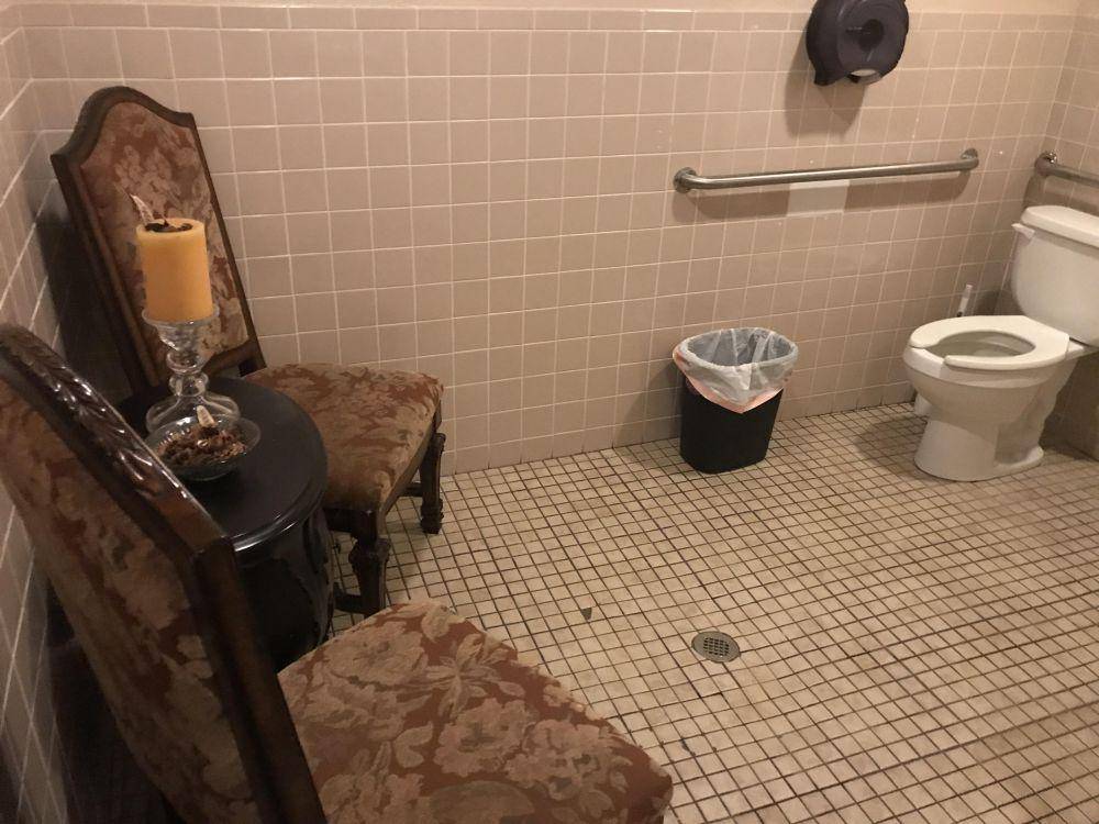 potret toilet nyeleneh (reddit.com/user/badnewsbearnews)
