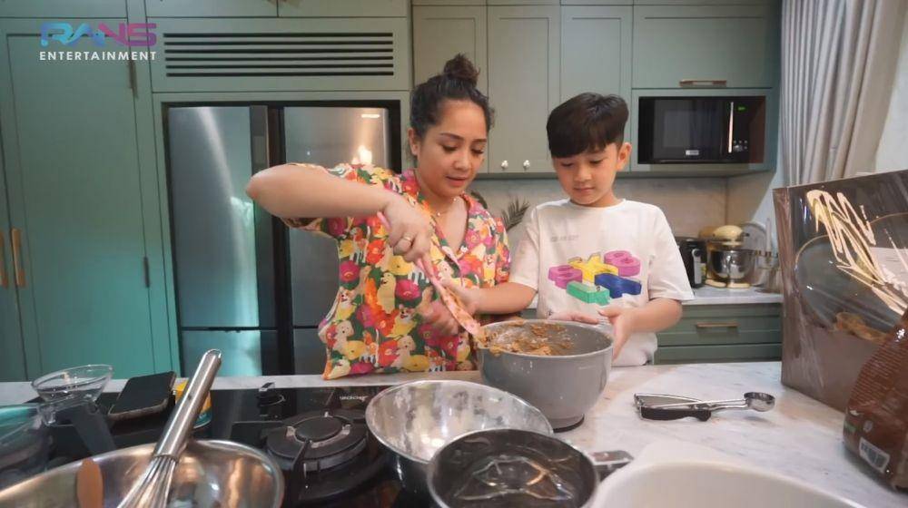 Rafathar bikin cookies (YouTube.com/Rans Entertainment)