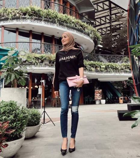 Olla Ramlan pakai celana ketat (Instagram.com/ollaramlan)