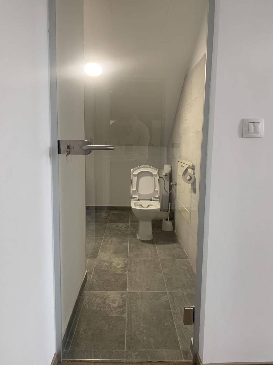 potret toilet nyeleneh (reddit.com/user/anamihai)