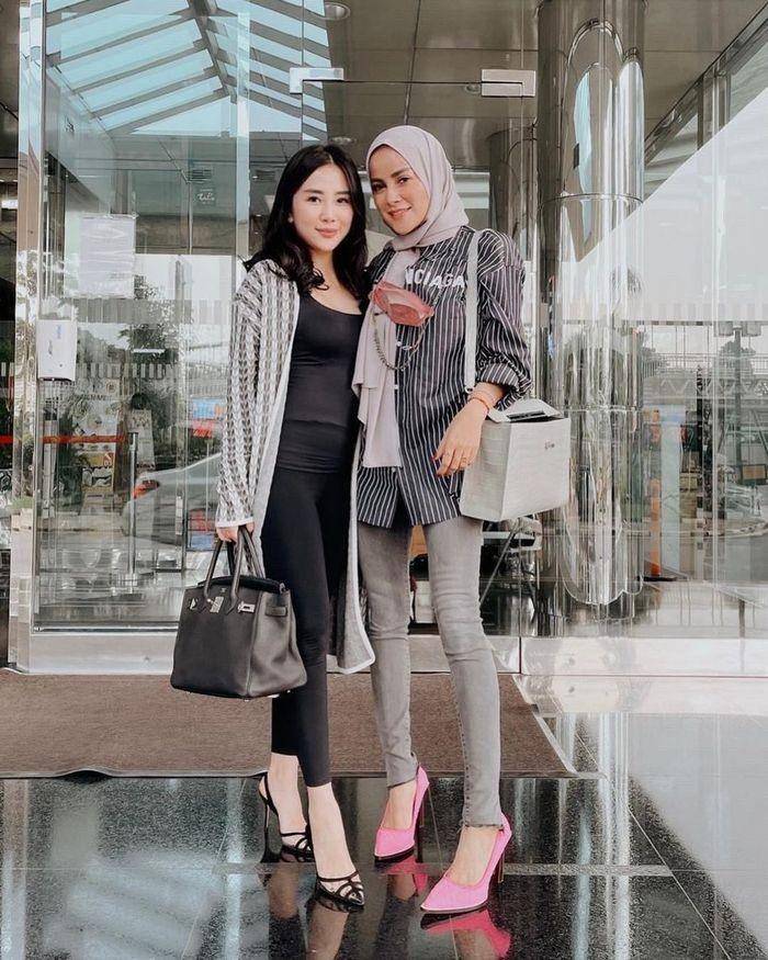 Olla Ramlan pakai celana ketat (Instagram.com/ollaramlan)