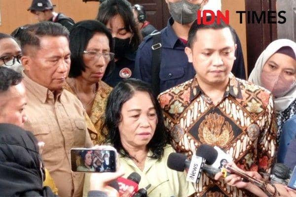 Ibu terdakwa pembunuhan berencana Brigadir Nofriansyah Hutabarat alias Brigadir J, Richard Eliezer alias Bharada E, Rynecke Alma Pudihang. (IDN Times/Irfan Fathurohman)