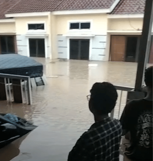 Banjir bandang perumahan Dinar Indah, Meteseh, Tembalang, Kota Semarang, Jumat (6/1/2022). (IDN Times/@infokejadiansemarang)