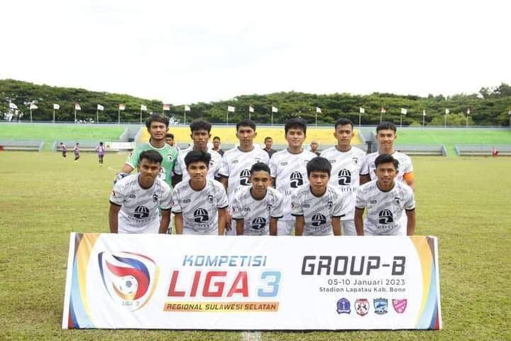 Para pemain Gasiba Bulukumba berpose sebelum laga Grup A Liga 3 Sulsel 2022-23 kontra Makassar City FC di Stadion La Patau Watampone, 5 Januari 2023. (Dok. Ofisial Gasiba Bulukumba)