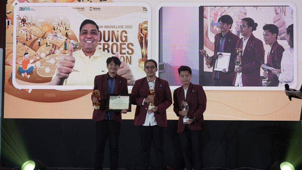 Direktur Human Capital Management Telkom Afriwandi menghadiri secara daring acara penganugerahan kompetisi Innovillage “Young Heroes in Action #DigitalUntukSemua” dengan tim Telkom University sebagai pemenang Best Of The Best. (Dok. PT Telkom)