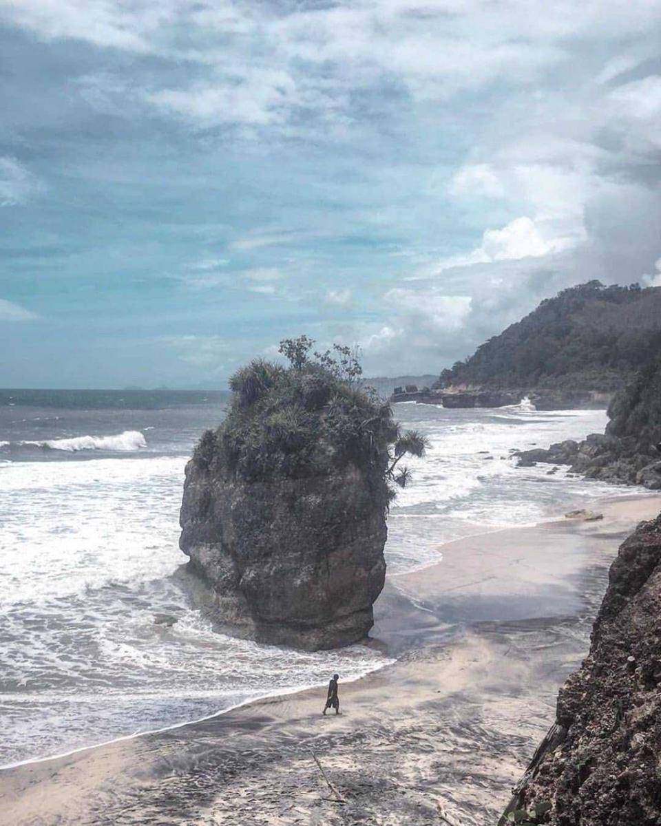 Pantai Lumbung. (Instagram/tulungagungtourism)