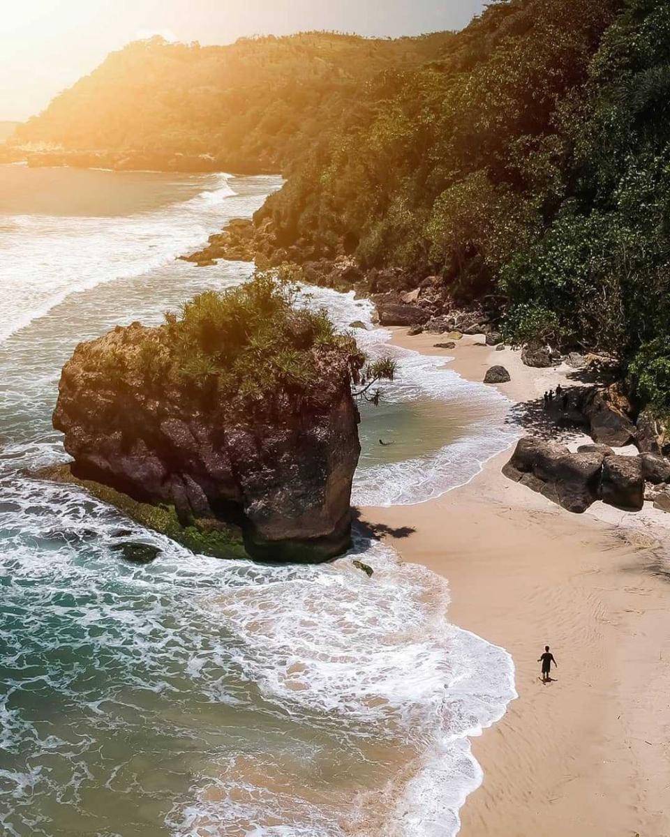Pantai Lumbung. (Instagram/tulungagungtourism)