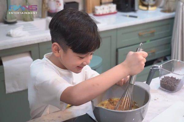 Rafathar bikin cookies (YouTube.com/Rans Entertainment)