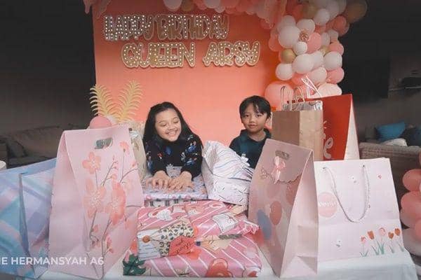 10 Potret Meriah Perayaan Ultah Ke-8 Arsy di Indonesia, Kadonya Banyak
