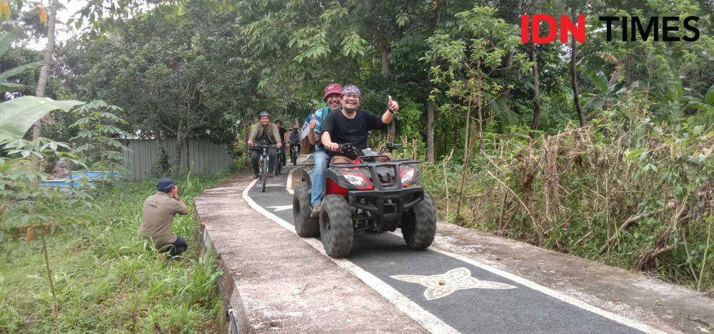 Wisatawan menikmati Desa Wisata Hijau Bilebante, Lombok Tengah. (IDN Times/Muhammad Nasir)