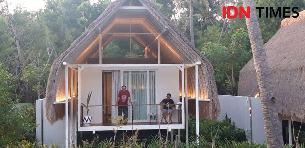 Wisatawan menginap di salah satu resort di Gili Trawangan. (IDN Times/Muhammad Nasir)