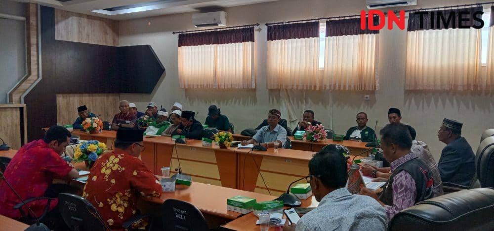 Perwakilan warga Paokmotong mendesak DPRD NTB membentuk pansus terkait dugaan pelanggaran RTRW dalam pembangunan KIHT. (IDN Times/Muhammad Nasir)