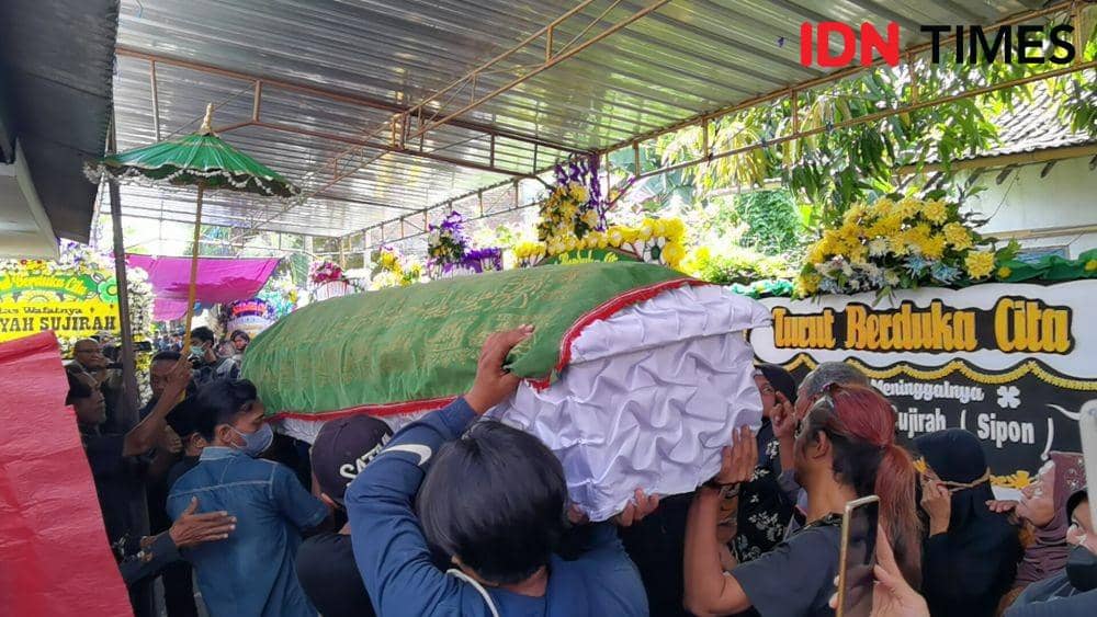 Prosesi pemberangkatan jenazah Sipon, istri Wiji Thukul. (IDN Times/Larasati Rey)
