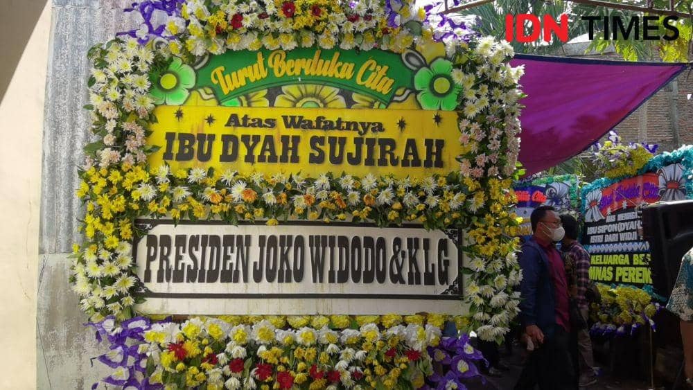 Karangan bunga dari Presiden Jokowi untuk Sipon. (IDN Times/Larasati Rey)