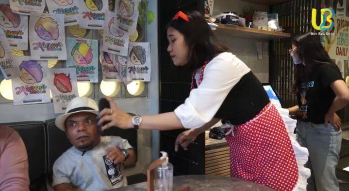 momen Ucok Baba nongkrong di Karen's Diner (YouTube.com