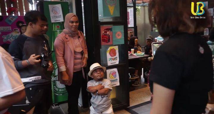momen Ucok Baba nongkrong di Karen's Diner (YouTube.com