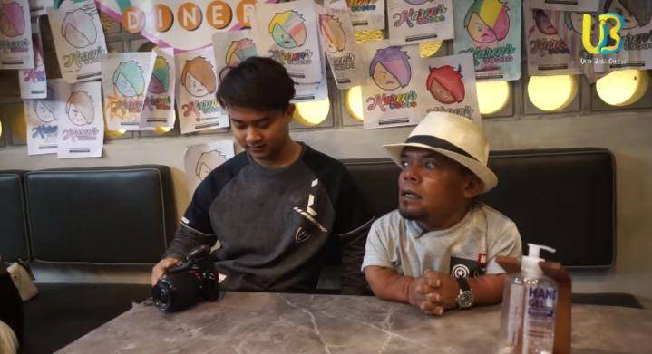 momen Ucok Baba nongkrong di Karen's Diner (YouTube.com