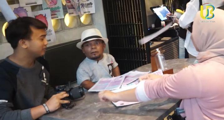 10 Momen Ucok Baba Nongkrong di Karen's Diner, Malah Bikin Ngakak!