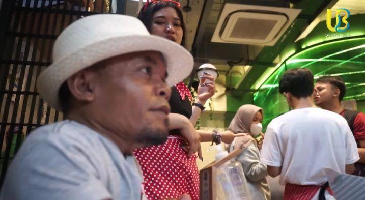 momen Ucok Baba nongkrong di Karen's Diner (YouTube.com